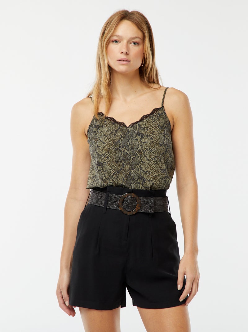 Short de tiro alto con cinturón negro - Kiabi
