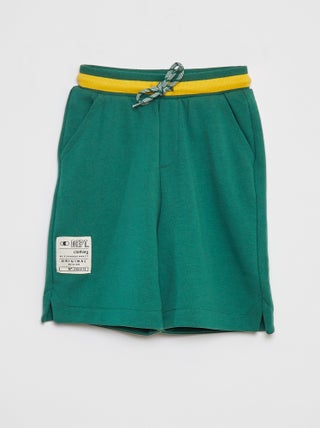 Short deportivo con cintura en contraste