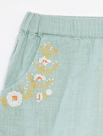 Short ligero con bordados y 2 bolsillos