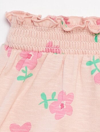 Short ligero con estampado y volante