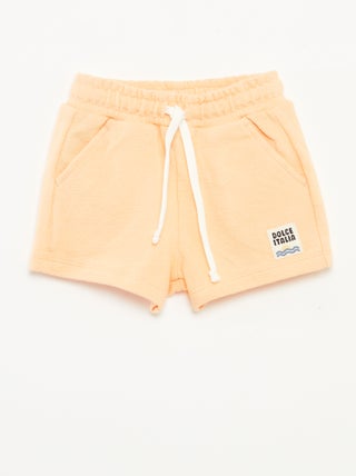 Short liso con bolsillos