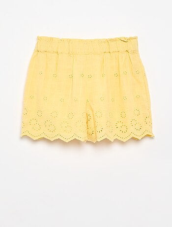 Short liso con bordados ingleses