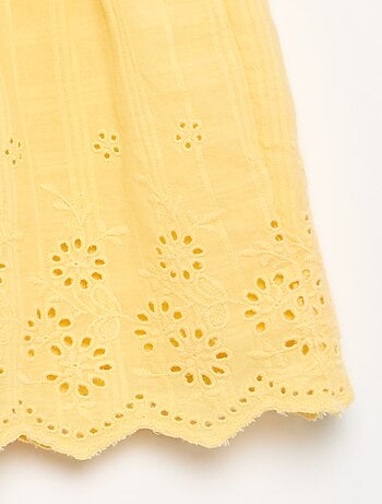 Short liso con bordados ingleses