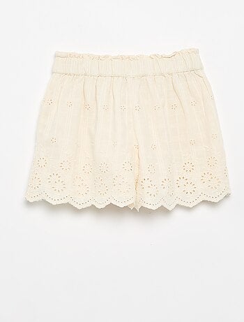 Short liso con bordados ingleses