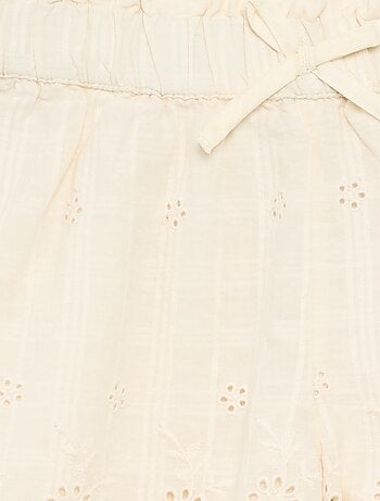 Short liso con bordados ingleses
