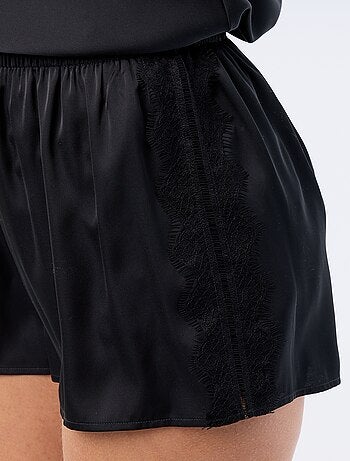 Short satinado con bordes de encaje