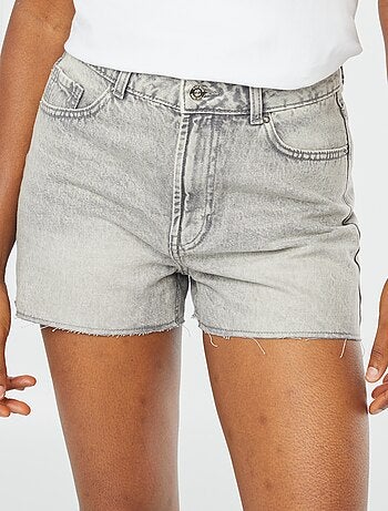 Short vaquero con acabados sin rematar