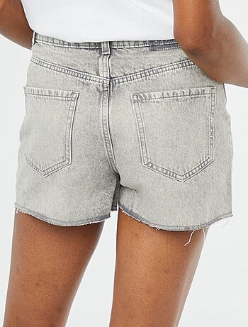 Short vaquero con acabados sin rematar