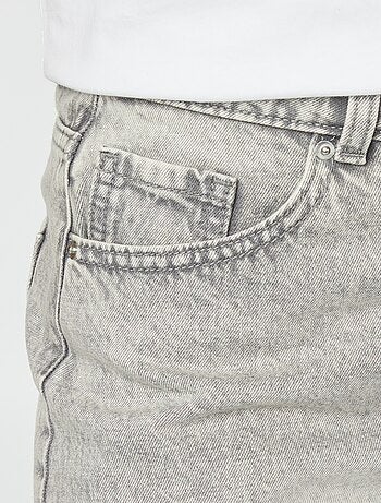 Short vaquero con acabados sin rematar