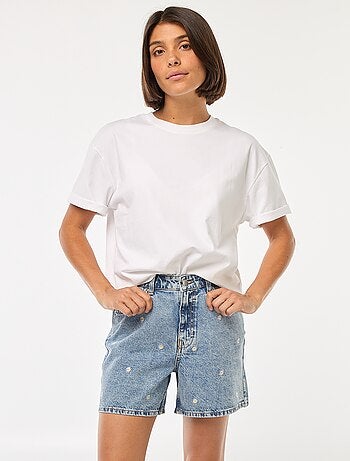 Short vaquero con bordados de flores