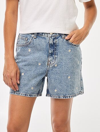 Short vaquero con bordados de flores