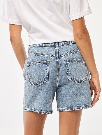 Short vaquero con bordados de flores