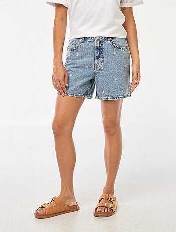 Short vaquero con bordados de flores