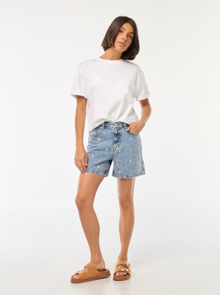 Short vaquero con bordados de flores