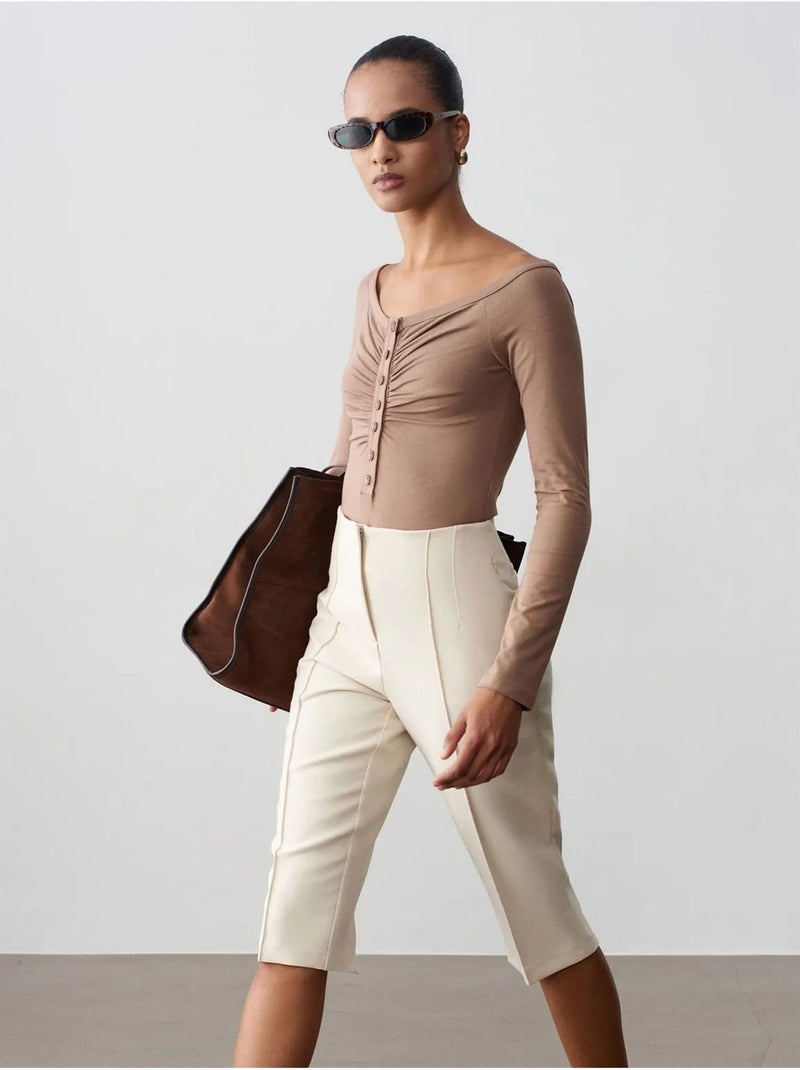 Shorts capri rectos de tiro alto con abertura Crema - Kiabi