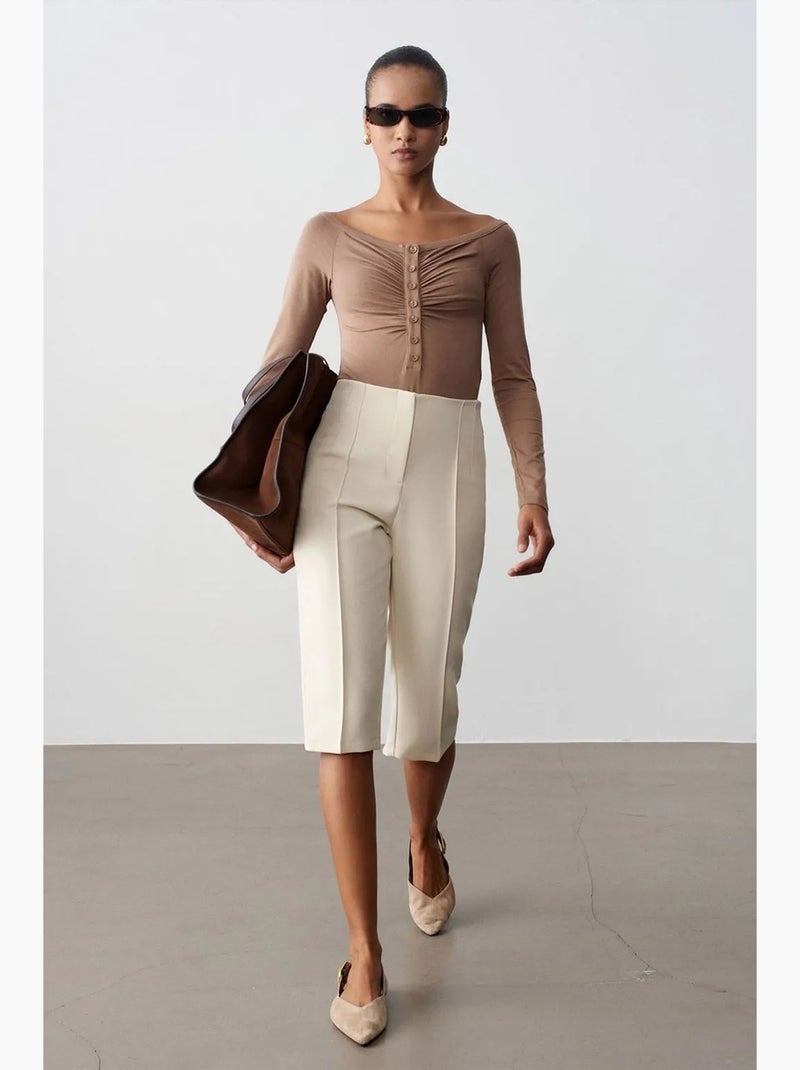 Shorts capri rectos de tiro alto con abertura Crema - Kiabi