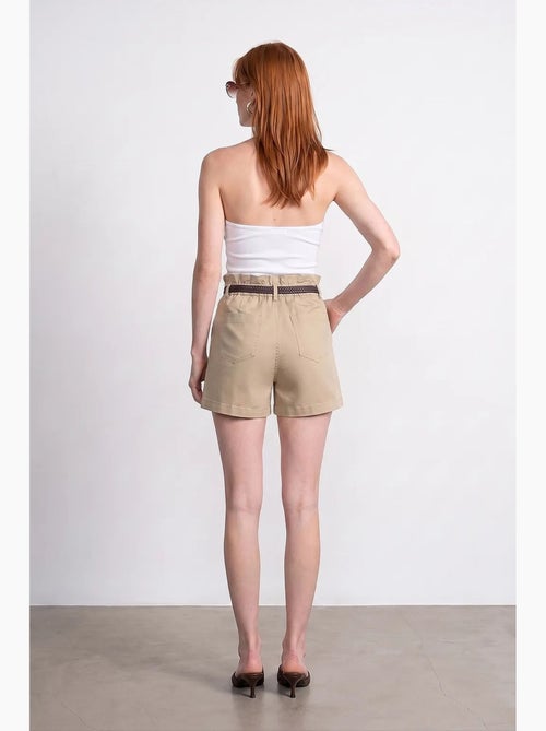 Shorts chinos de cintura alta con cinturón dilvin - Kiabi Shorts chinos de cintura alta con cinturón dilvin - Kiabi