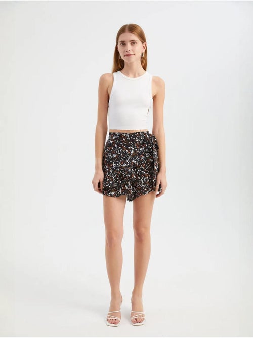 Shorts florales de cintura alta con detalle de cinturón hiccup - Kiabi Shorts florales de cintura alta con detalle de cinturón hiccup - Kiabi