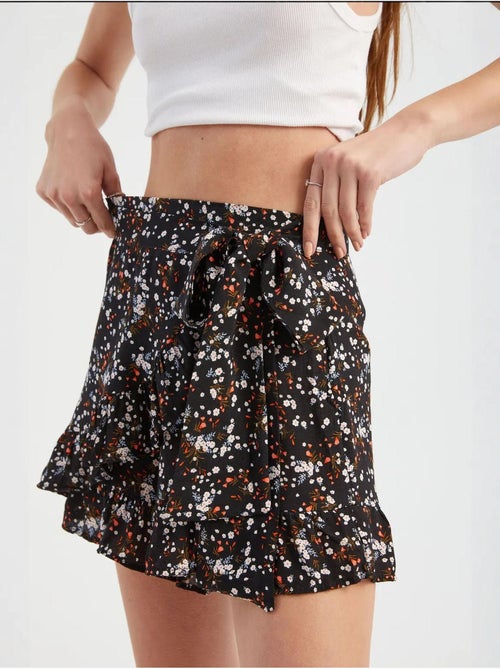 Shorts florales de cintura alta con detalle de cinturón hiccup - Kiabi Shorts florales de cintura alta con detalle de cinturón hiccup - Kiabi