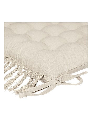 Silla con diseño de macramé