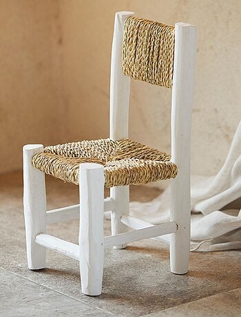 Silla infantil de madera blanca y doum