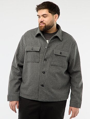 Sobrecamisa con abertura abotonada y bolsillos con solapa