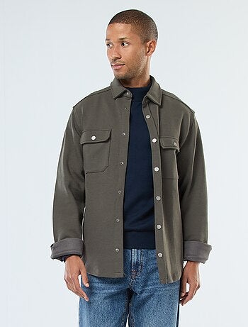 Sobrecamisa con cierre de automáticos y 2 bolsillos en el pecho