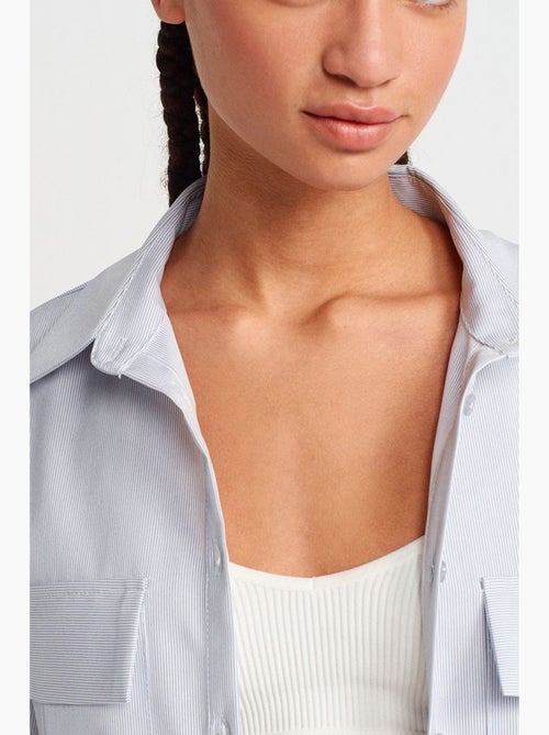 Sobrecamisa de crepé cropped oversize dilvin - Kiabi Sobrecamisa de crepé cropped oversize dilvin - Kiabi