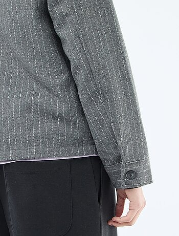 Sobrecamisa lisa cálida con bolsillos de solapa