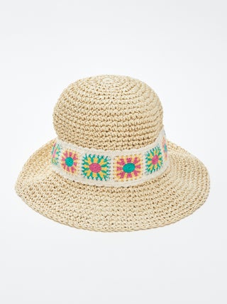 Sombrero cloche con detalles de macramé