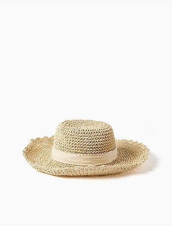 Sombrero de paja con lazo decorativo