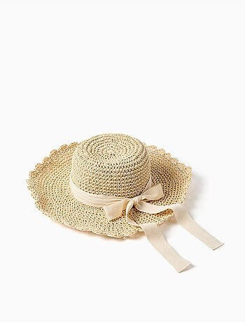 Sombrero de paja con lazo decorativo