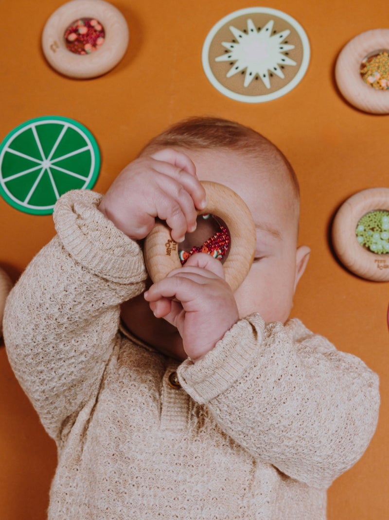 Sonajero sensorial donut, frutas | Petit Boum Rojo - Kiabi