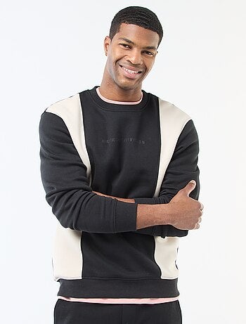 Sudadera color block estilo deportivo