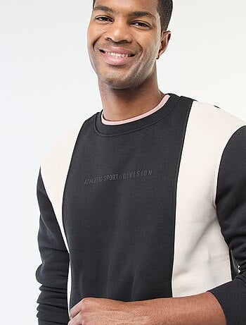 Sudadera color block estilo deportivo