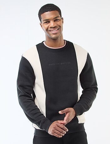 Sudadera color block estilo deportivo