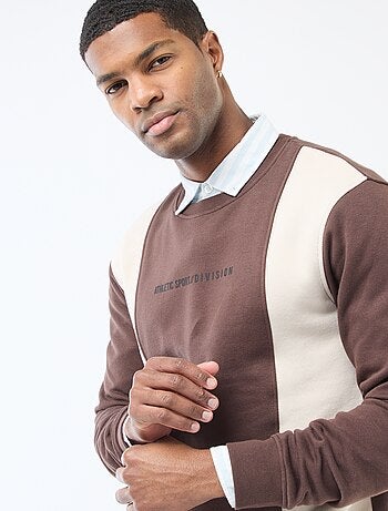 Sudadera color block estilo deportivo