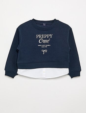 Sudadera con bajo de camisa integrado y bordado en el pecho