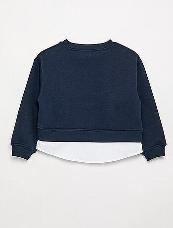 Sudadera con bajo de camisa integrado y bordado en el pecho