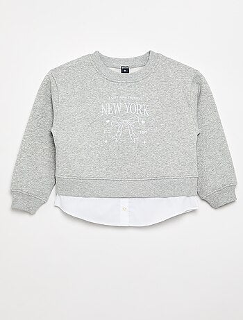 Sudadera con bajo de camisa integrado y bordado en el pecho