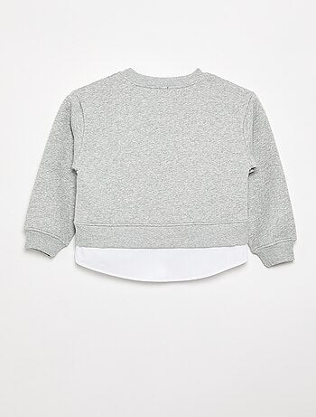Sudadera con bajo de camisa integrado y bordado en el pecho