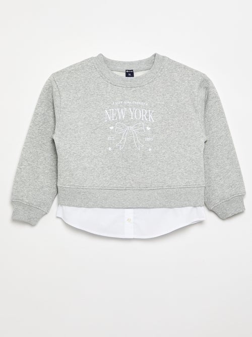 Sudadera con bajo de camisa integrado y bordado en el pecho - Kiabi Sudadera con bajo de camisa integrado y bordado en el pecho - Kiabi