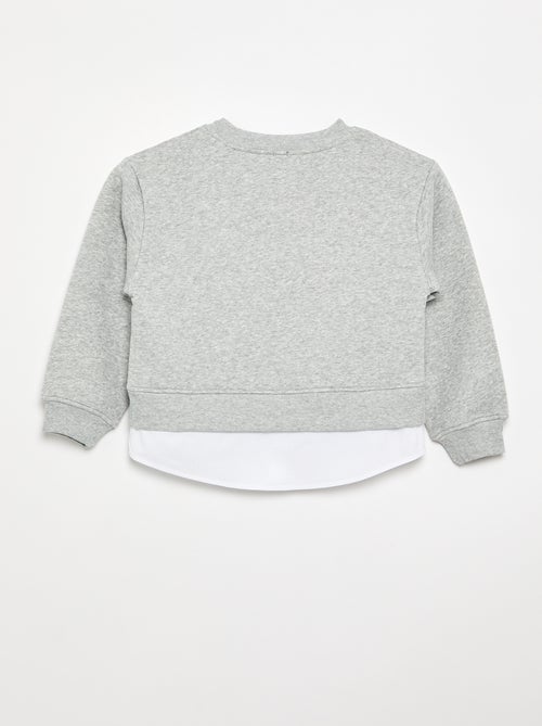 Sudadera con bajo de camisa integrado y bordado en el pecho - Kiabi Sudadera con bajo de camisa integrado y bordado en el pecho - Kiabi