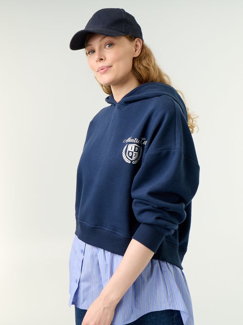 Sudadera con capucha efecto 2 en 1 con base de camisa - Kiabi Sudadera con capucha efecto 2 en 1 con base de camisa - Kiabi