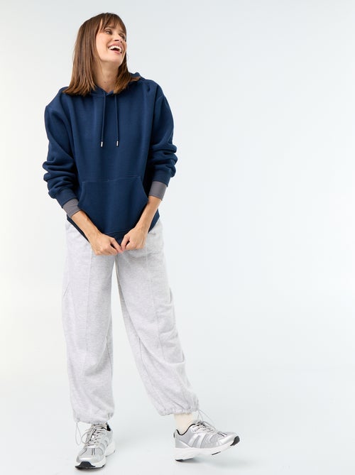 Sudadera con capucha lisa y bolsillo canguro - Kiabi Sudadera con capucha lisa y bolsillo canguro - Kiabi