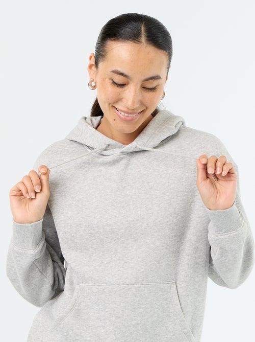 Sudadera con capucha lisa y bolsillo canguro - Kiabi Sudadera con capucha lisa y bolsillo canguro - Kiabi