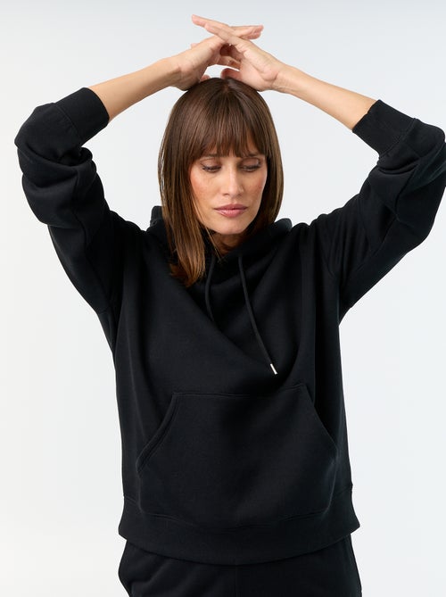 Sudadera con capucha lisa y bolsillo canguro - Kiabi Sudadera con capucha lisa y bolsillo canguro - Kiabi