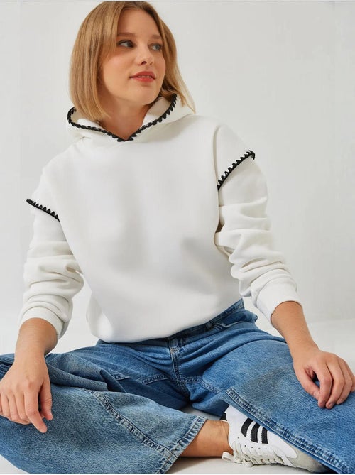 Sudadera con capucha y detalles de encaje lucci - Kiabi Sudadera con capucha y detalles de encaje lucci - Kiabi