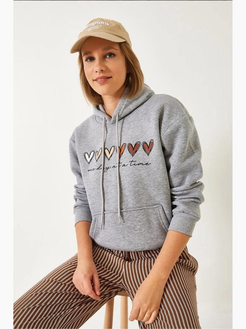 Sudadera con capucha y estampado de corazones cepillados de triple hilo lucci - Kiabi Sudadera con capucha y estampado de corazones cepillados de triple hilo lucci - Kiabi