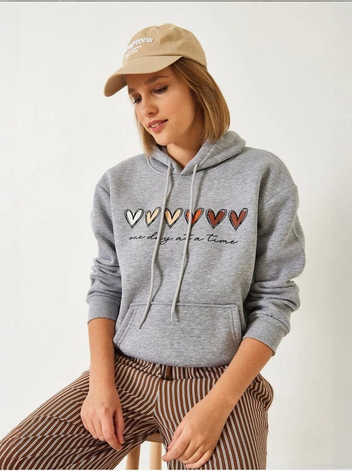 Sudadera con capucha y estampado de corazones cepillados de triple hilo lucci - Kiabi Sudadera con capucha y estampado de corazones cepillados de triple hilo lucci - Kiabi